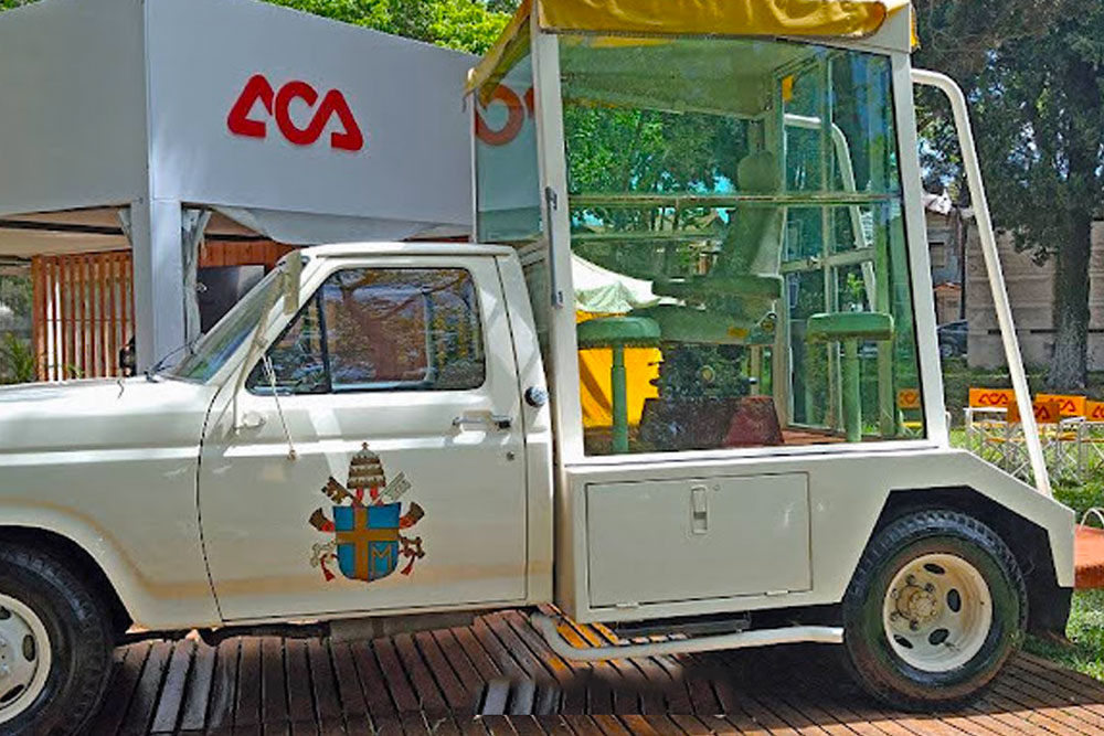 Papamóvil
